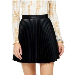 Topshop faux leather pleated mini skirt in black Size US 2-4 BNWT